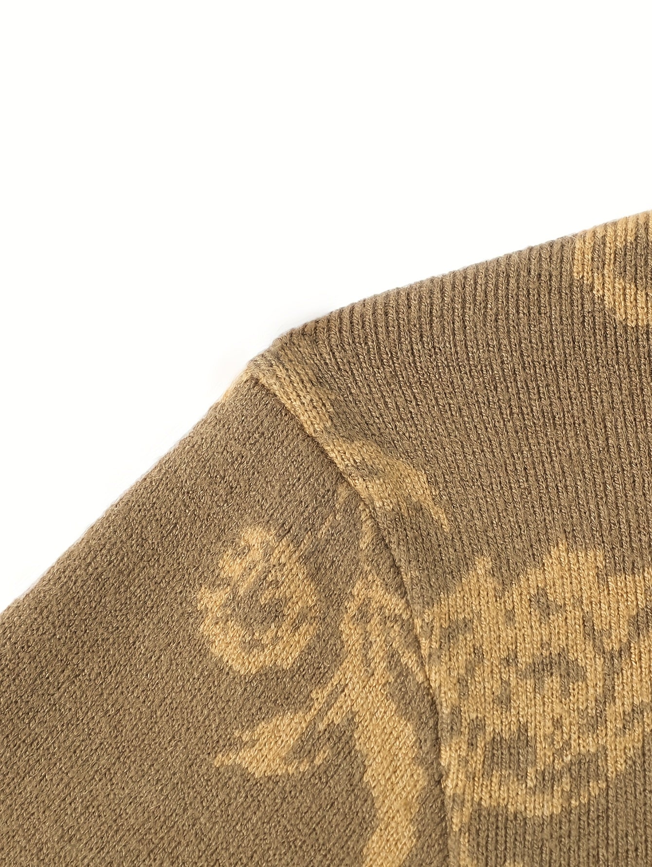 Նոր աշնանային և ձմեռային հավաքածուն ներառում է տղամարդկանց երկարաթև տրիկոտաժե սվիտեր՝ ծաղկային նախշերով, ձևավորված ակոսավոր դետալներով: Այս առօրյա և ոճային սվիտերը կատարյալ է աշնանային և ձմեռային սեզոններին ամենօրյա կրելու համար: