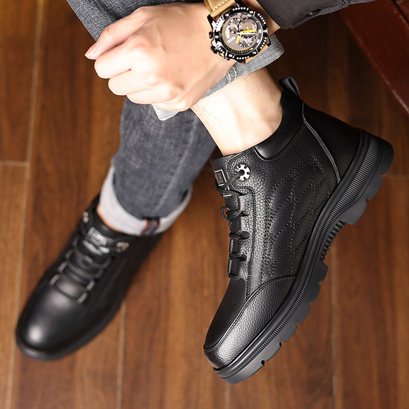 Տղամարդու բացօթյա ամենօրյա կոշիկներ, հարմարավետ կապիչներով դիզայն, մաշվածությանը դիմացկուն և չսահող ներբան, հարմար է ձմեռային լեռնագնացության և ամենօրյա առիթների համար, դասական բարձրակրունկ աշխատանքային կոշիկներ