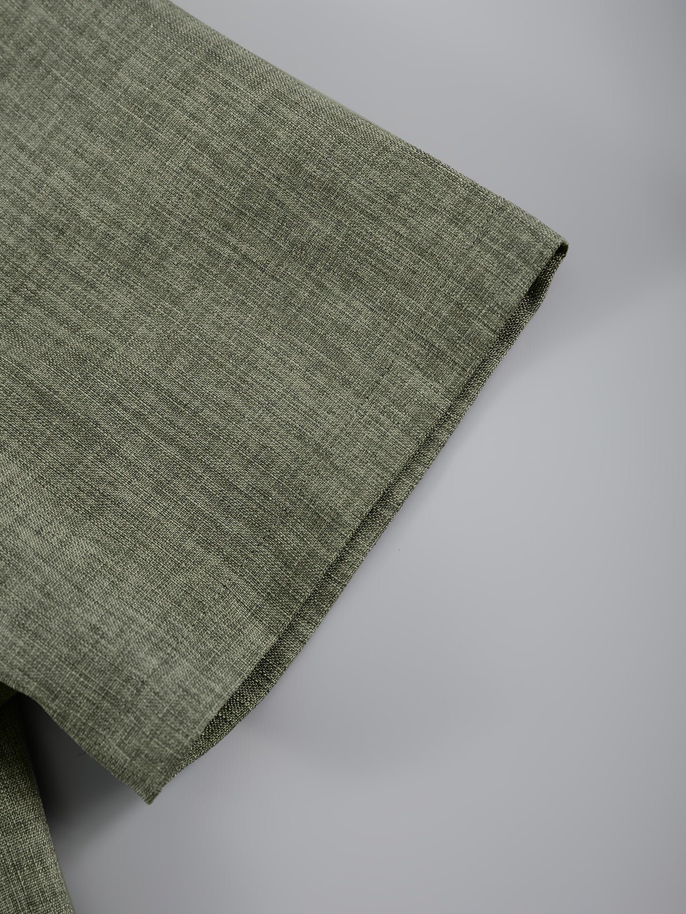 Տղամարդկանց ամառային հանդերձանք՝ միաձույլ գույնի կարճաթև կոճակով վերնաշապիկով, կանգառի օձիքով, կողային գրպաններով և սովորական շորտեր, կատարյալ տնային հագուստի համար: