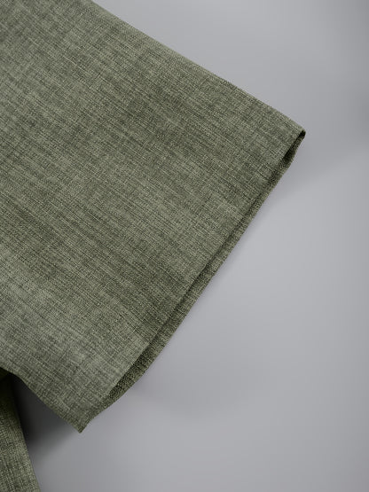 Տղամարդկանց ամառային հանդերձանք՝ միաձույլ գույնի կարճաթև կոճակով վերնաշապիկով, կանգառի օձիքով, կողային գրպաններով և սովորական շորտեր, կատարյալ տնային հագուստի համար: