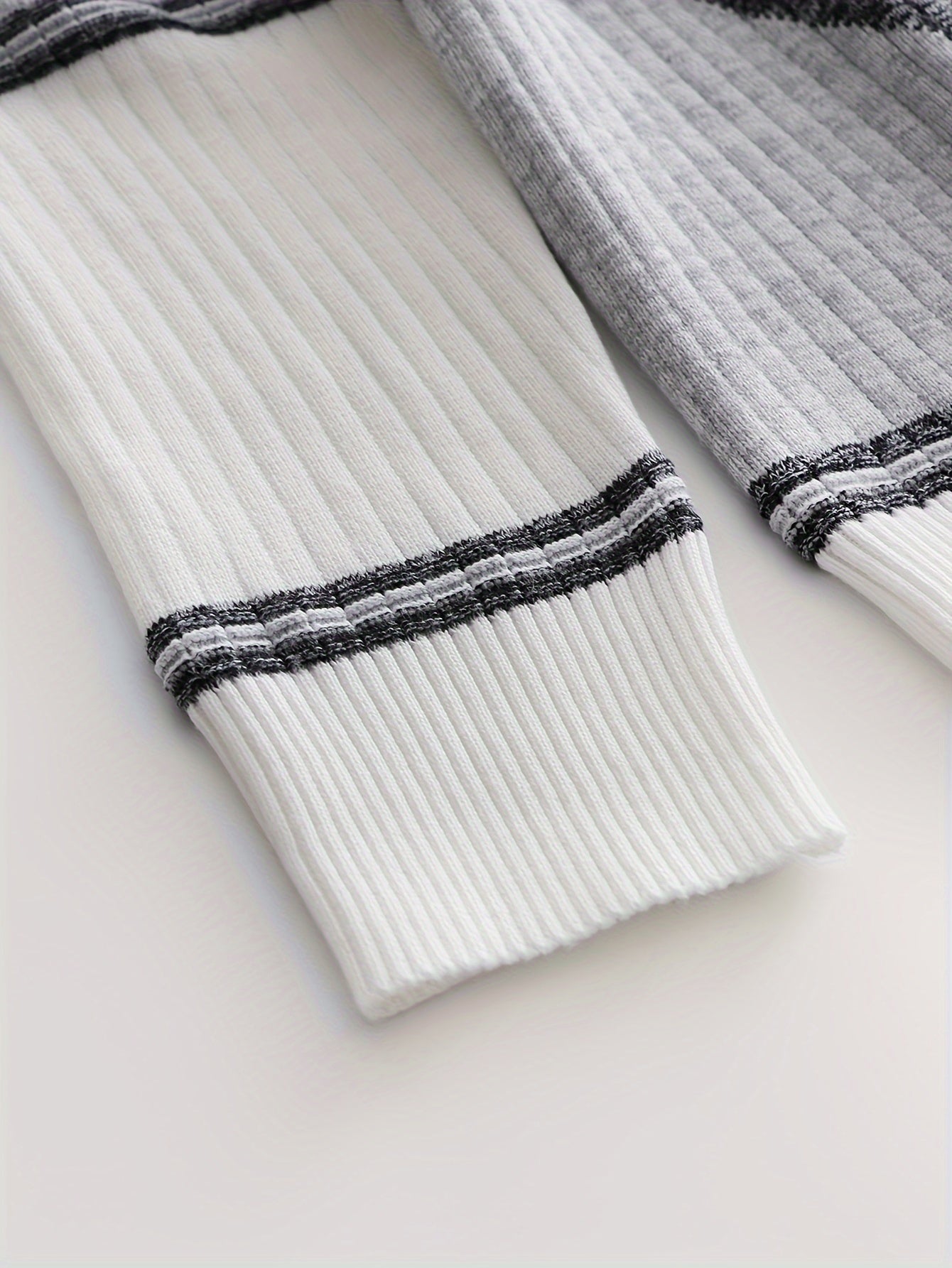 Տղամարդու նորաձև ադամանդե գույնի տրիկոտաժե երկար թևքով սվիտեր՝ արհեստական ​​տանձի գույնի, OBM անունով, առօրյա ոճով, կողավոր դետալներով, բարձր ձգվող գործվածքով, երկրաչափական նախշերով, կանոնավոր չափսերով, իդեալական է աշուն/ձմեռ համար։