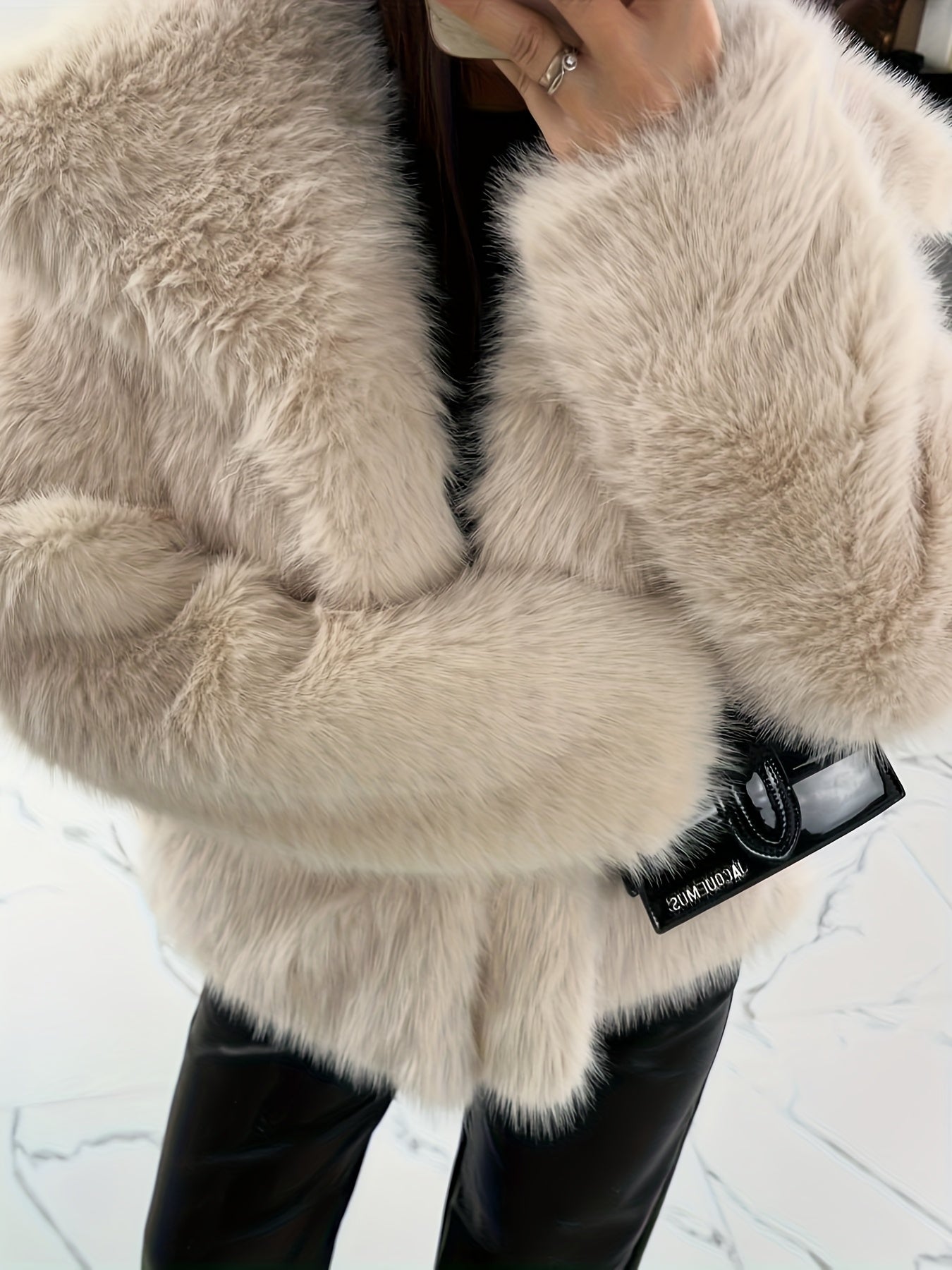 Կանացի էլեգանտ սպիտակ արհեստական ​​մորթուց վերարկու՝ կարճ երկարության ձմեռային բաճկոն՝ V-աձև դեկոլտեով և օձիքով, լվացքի մեքենայով լվացվող՝ նման վերնաշապիկի, բոլոր եղանակների կարճ վերարկու՝ երեկույթների կամ առօրյա հագուստի համար (առանց մեծ չափսերի)