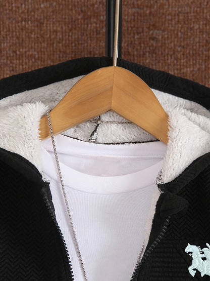 2 հատ տղաների համար նախատեսված առօրյա հագուստի հավաքածու, երկար թևքերով գլխարկով բաճկոն՝ ասեղնագործությամբ և կայծակաճարմանդով, երկրաչափական նախշերով տրիկոտաժե տաբատ, պոլիեսթերից և սպանդեքսի աստառով, սովորական չափսի՝ աշուն/ձմեռ, բացօթյա օգտագործման համար