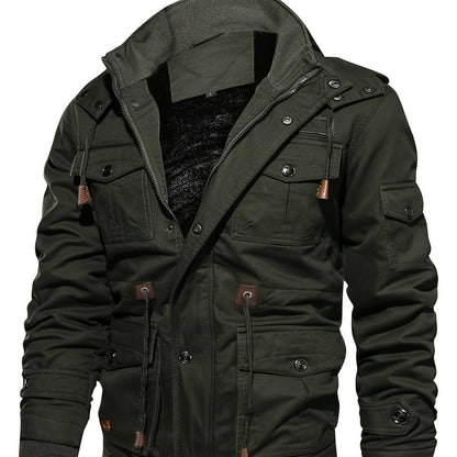 Տղամարդու ծանր ձմեռային բաճկոն՝ ջերմամեկուսացված ցուրտ եղանակի համար՝ ամբողջական կայծակաճարմանդով, գլխարկով, քամուց պաշտպանող վերնազգեստ, բազմաթիվ գրպաններ՝ ձիթապտղի կանաչ։ Տակտիկական դիզայն՝ բացօթյա, ճանապարհորդության, ամենօրյա օգտագործման համար։ Չձգվող։