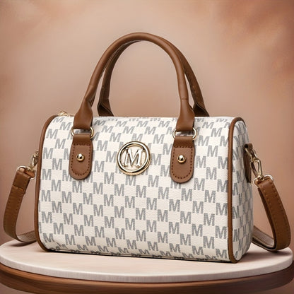 Նոր MINI կանացի նորաձև ուսապարկը՝ դասական մոնոգրամայով և ոսկեգույն «M» լոգոտիպով։ Այն կարող է կրվել խաչաձև և ունի անջատվող ուսային գոտի, ինչը այն հարմար է դարձնում ամենօրյա զբոսանքների, աշխատանքի, ճանապարհորդության և երեկույթների համար։