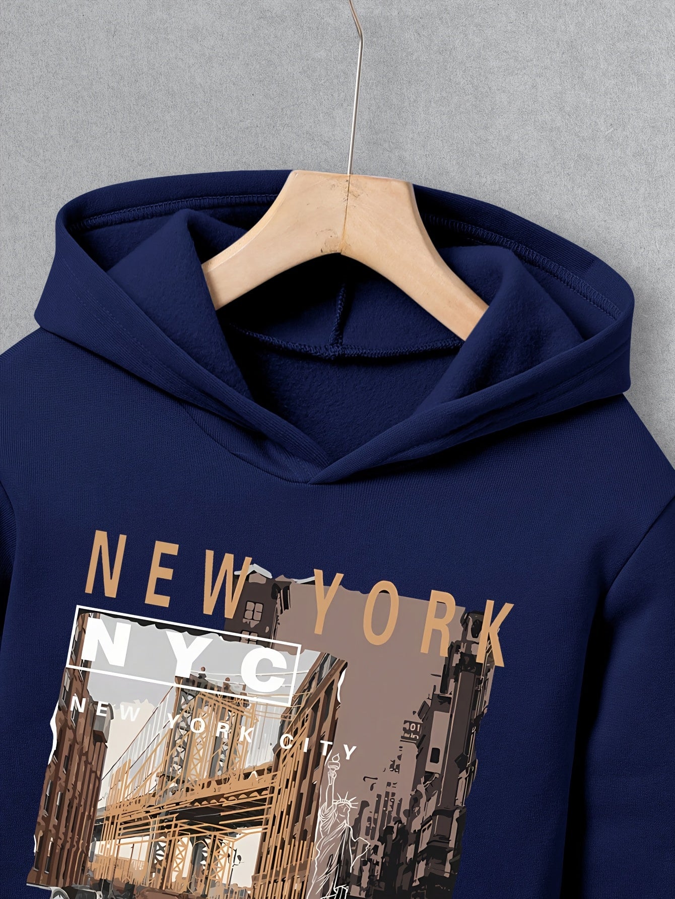 Տղաների համար նորաձև, բրդյա աստառով, գլխարկով, տաք, երկար թևքերով սվիտեր՝ գեղատեսիլ նախշերով + ուղիղ ոտքով, հարմարավետ, ազատ տաբատ, ձմեռային զբոսանքի երկու կտորանոց հավաքածու, իդեալական է բացօթյա զբոսանքների համար։