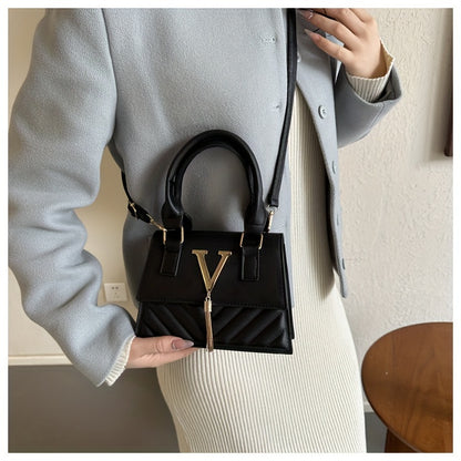 Նորաձև շղթայական պայուսակներ կանանց համար, գարուն-ամառ 2024 թվականի նոր հավաքածու, բարձրակարգ ռելիեֆային դիզայնով, հարմար է ուսերին, ձեռքին և խաչաձև կրելու համար, ոճային ծոպավոր կախազարդերով։