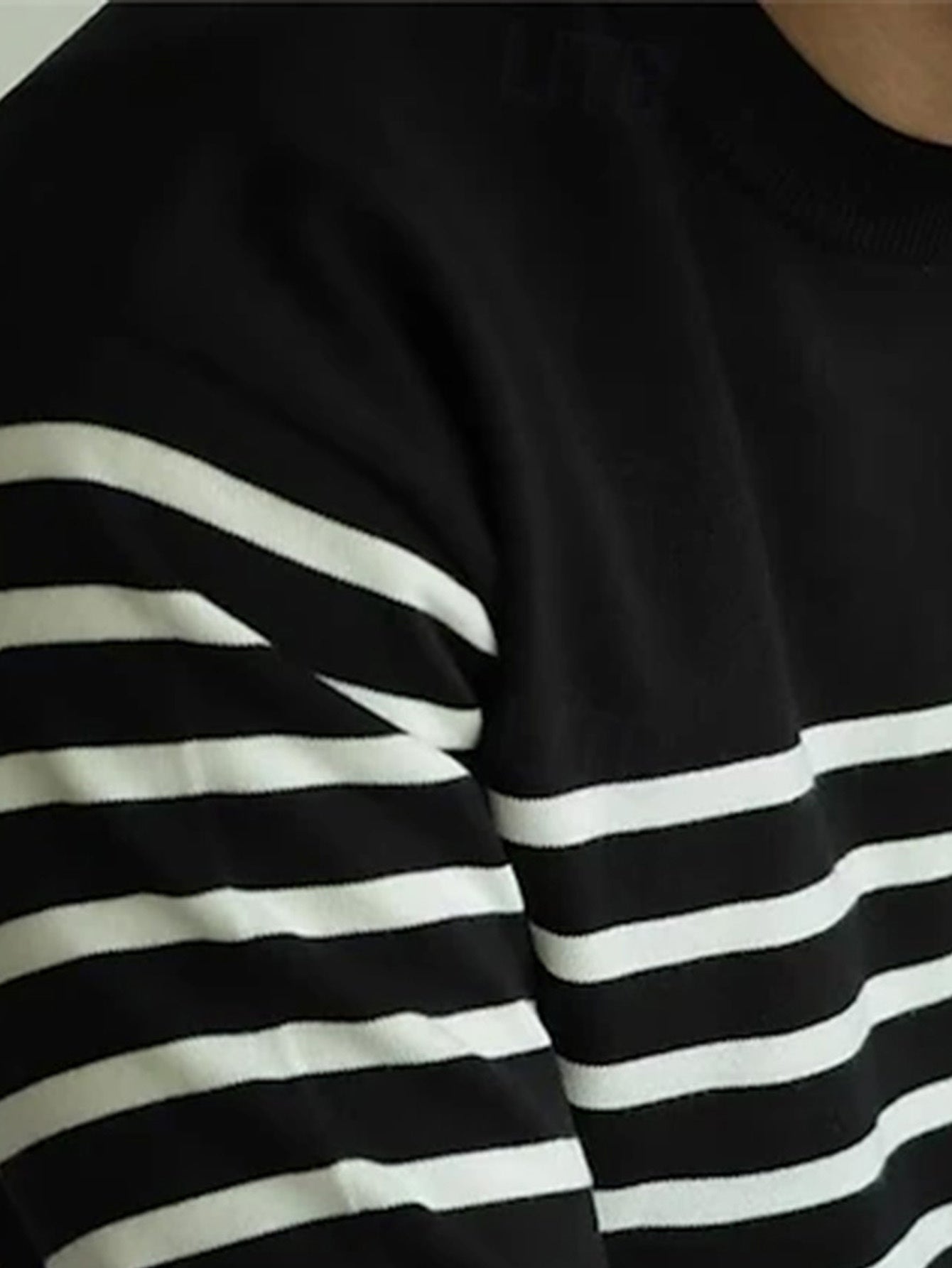 Single-Pack Men's Striped Crewneck Sweater - Classic Casual Striped Knitwear in Black and White, Ultra-Soft Premium Knit Fabric, Suitable for Daily Fashion, Casual and Urban Style