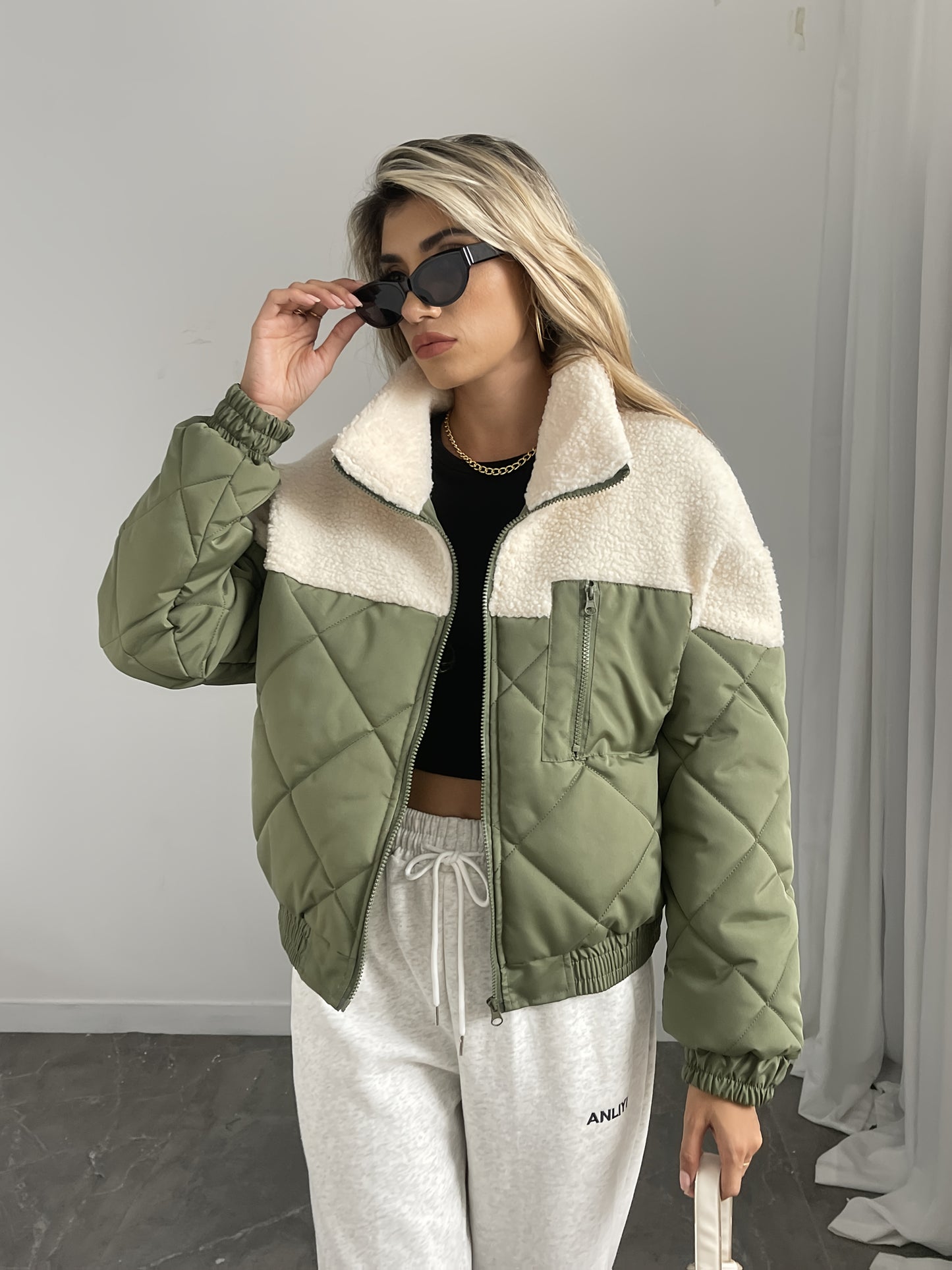 Women'S Elegant Color Block Zip-Up Jacket - Long Sleeve Stand Collar Warm Coat with Beige & Black Patchwork, Regular Fit Autumn Winter Outerwear, Casual Chic Layering Piece, Winter Jacket, Seasonal Fashion, Durable Fabric, St