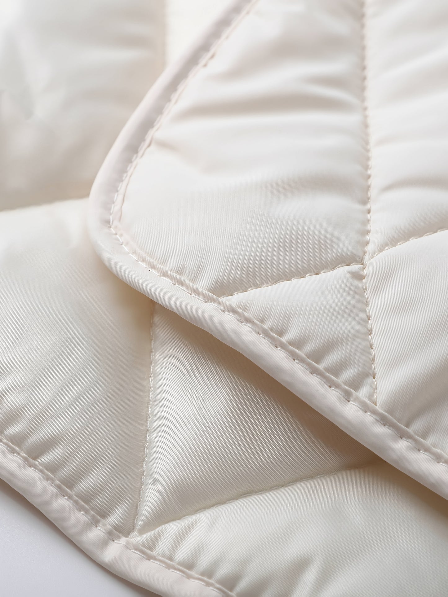 Կանացի սպիտակ փքված բաճկոն՝ թեթև, երկար թևքերով, կոճակներով առջևից, բարձրորակ պոլիեսթեր, լվացվող մեքենայով, գարնանային, աշնանային և ձմեռային առօրյա ոճով