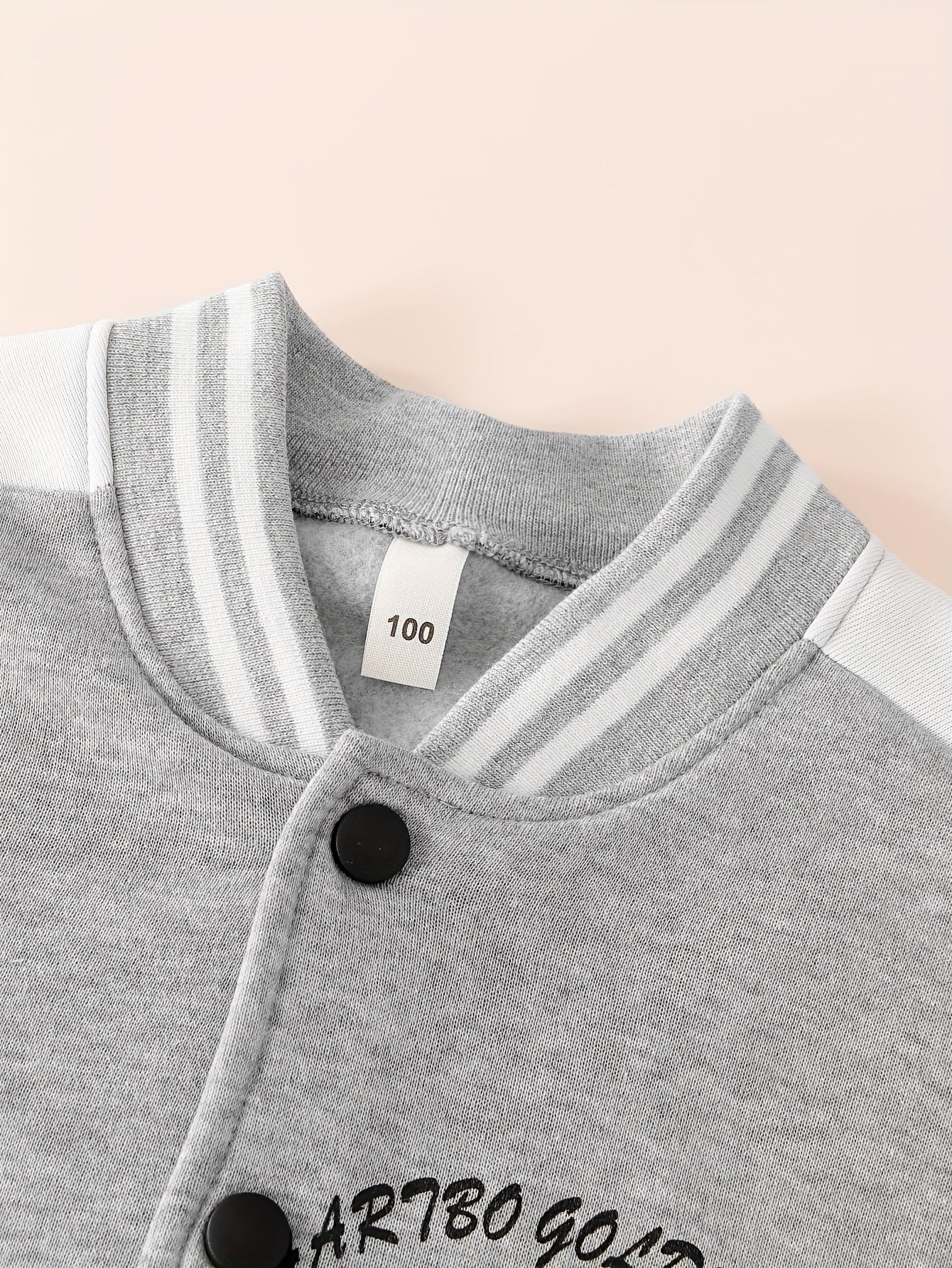 Նոր աշնանային և ձմեռային հավաքածու. դասական և ոճային կոճակներով բեյսբոլի բաճկոն՝ թևքերին տառերի նախշերով, համադրված սև և սպիտակ շերտերով տաբատի և հաստ բրդյա կտորի հետ՝ ջերմության համար: Այս հարմարավետ և բազմաֆունկցիոնալ հավաքածուն...