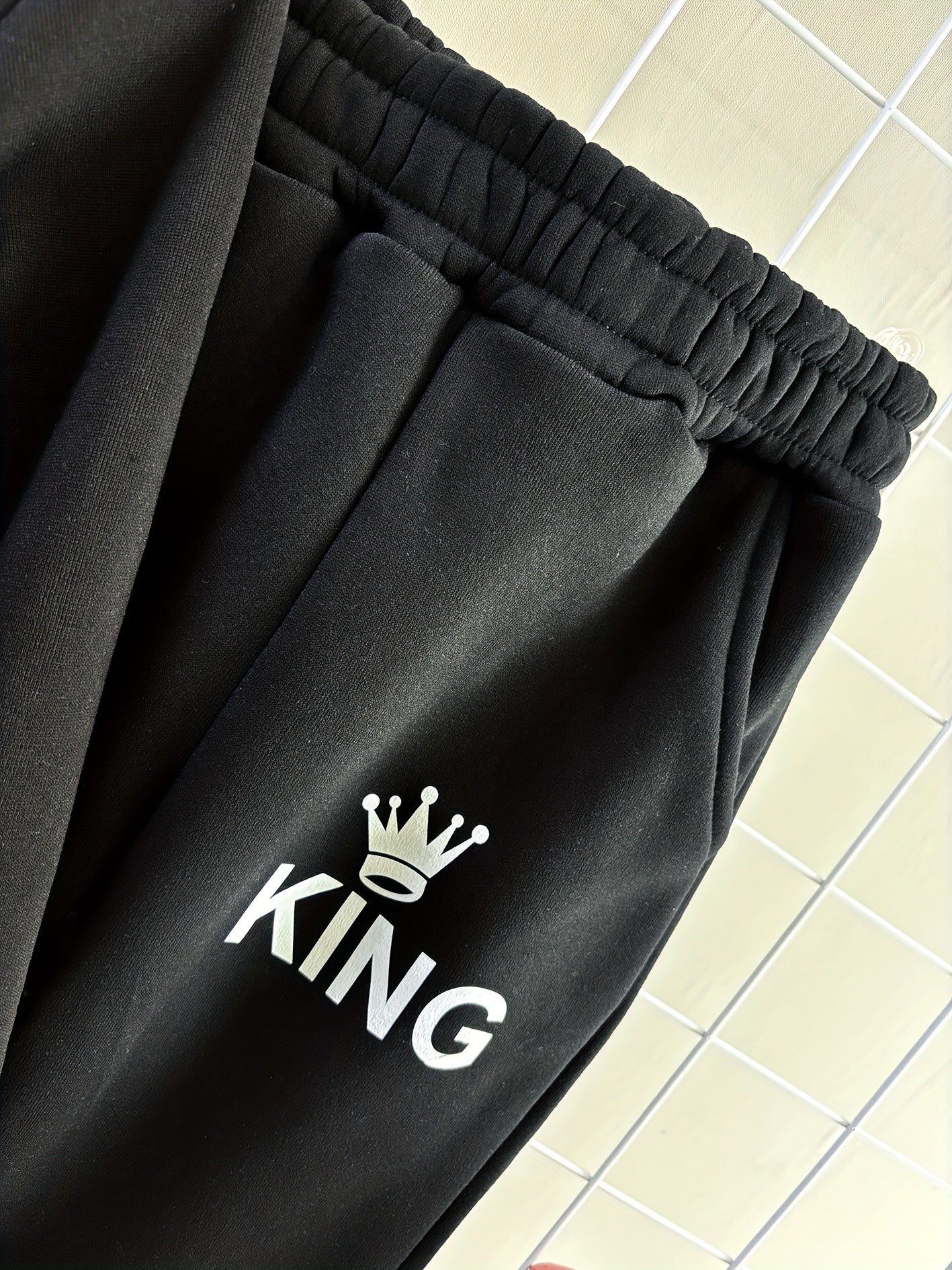 3 հատ տղաների ձմեռային ջերմային հագուստի ամբողջական հավաքածու՝ հաստ կայծակաճարմանդով բաճկոն, գլխարկով սվիտեր և կայծակաճարմանդով տաբատ՝ KING լոգոտիպով (սև) - ազատ չափի սառը եղանակի հագուստ, լվացվող մեքենայով, իդեալական է բացօթյա օգտագործման համար