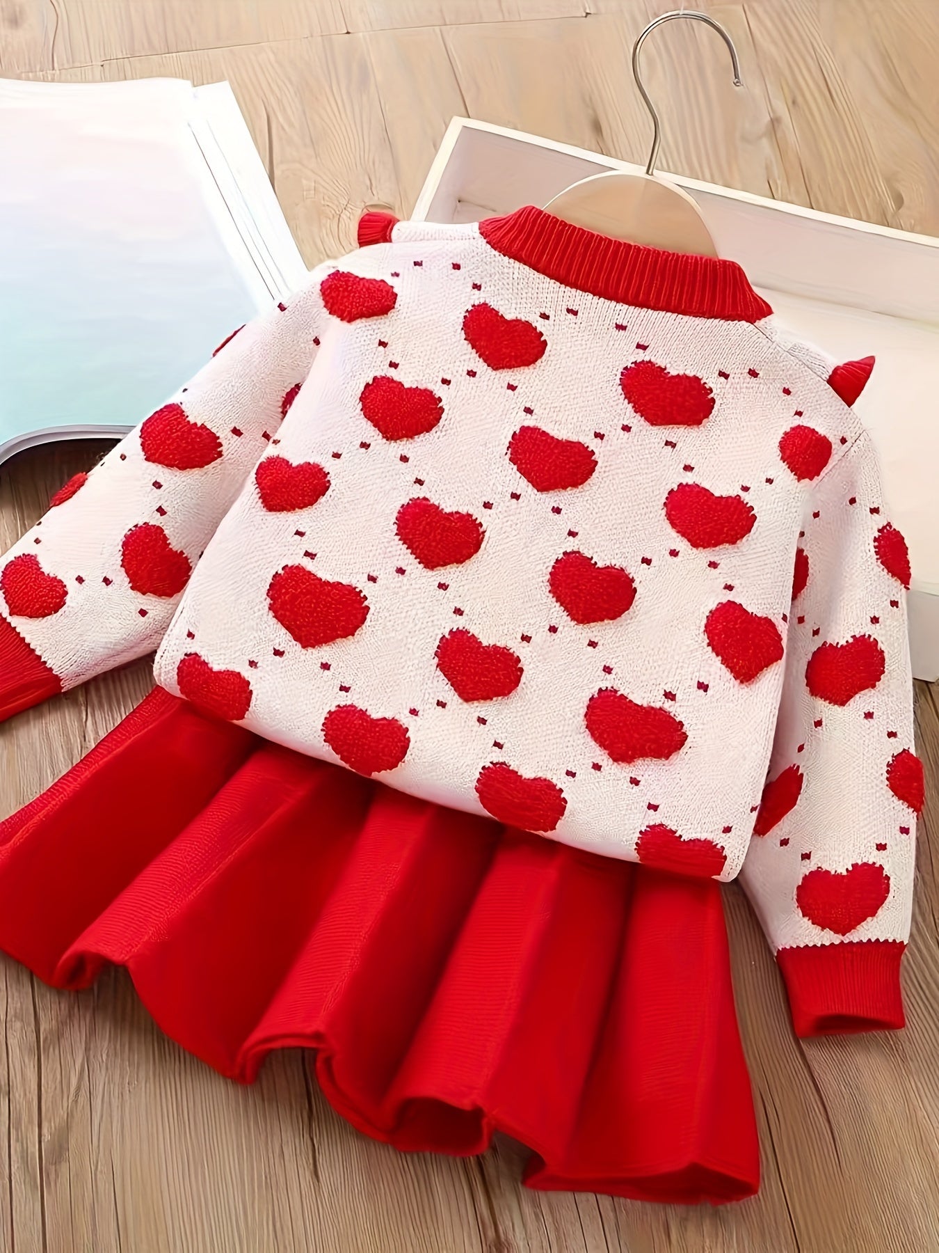 Աղջիկների կարմիր և սպիտակ տրիկոտաժե զգեստ՝ ծալքավոր օձիքով և սրտիկ նախշերով - Նեղ չափսի, բոլոր եղանակների հարսանեկան երեկույթի հանդերձանք, առաձգական կոճակներով առջևի կրծկալ և լայն բացվածքով Նոր տարվա ներկայացումների համար (մինչև)