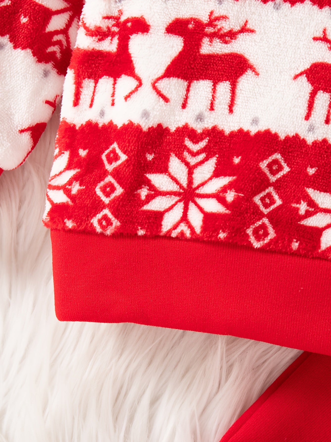 Տղաների համար նախատեսված ամանորյա, ասեղնագործված, սովորական չափսի, գլխարկով, երկար թևքերով, բրդյա բաճկոնով և տաբատով հագուստ՝ աշուն/ձմեռ, իդեալական է բացօթյա օգտագործման համար։