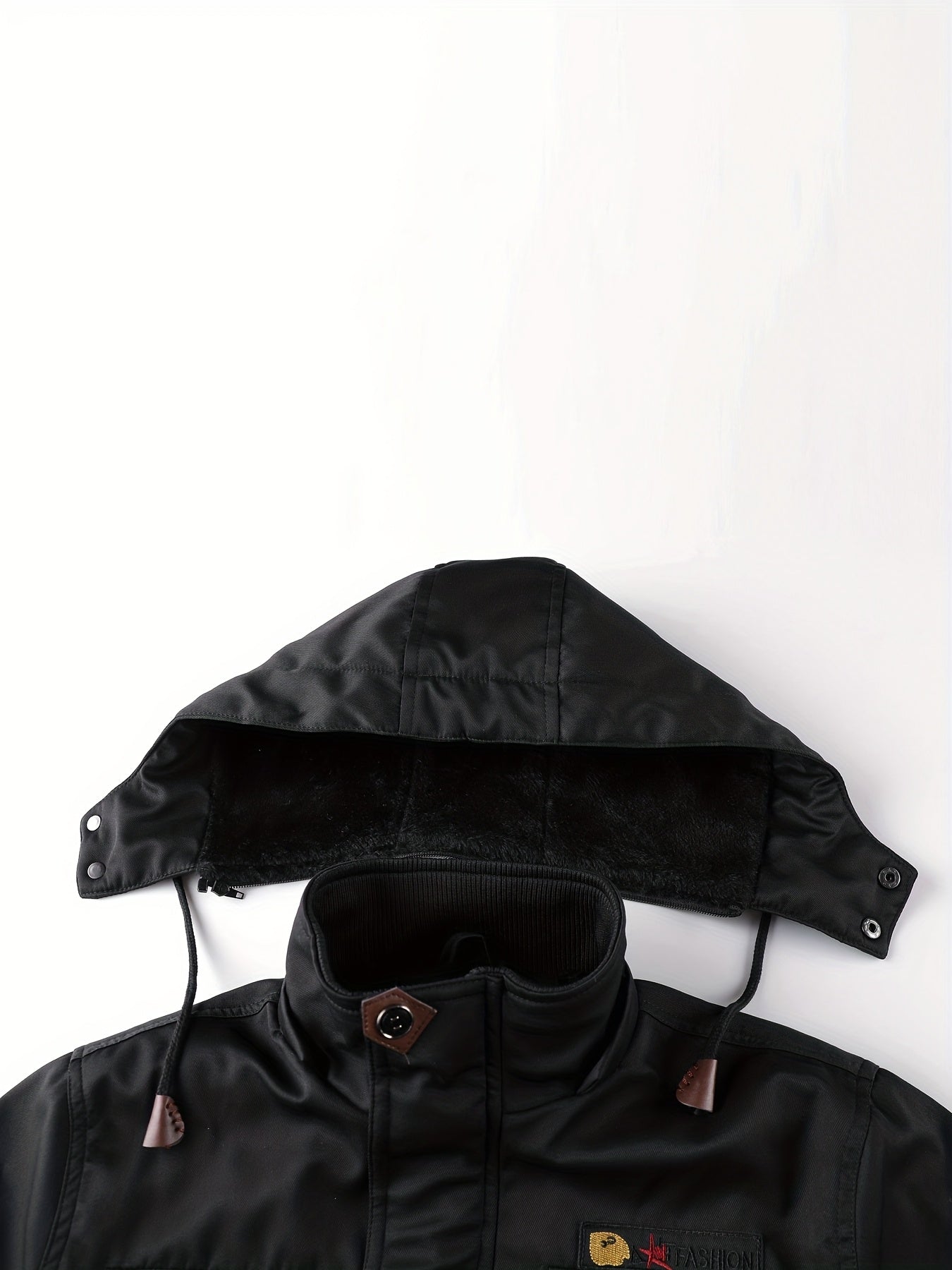 Տղամարդու ծանր ձմեռային բաճկոն՝ ջերմամեկուսացված ցուրտ եղանակի համար՝ ամբողջական կայծակաճարմանդով, գլխարկով, քամուց պաշտպանող վերնազգեստ, բազմաթիվ գրպաններ՝ ձիթապտղի կանաչ։ Տակտիկական դիզայն՝ բացօթյա, ճանապարհորդության, ամենօրյա օգտագործման համար։ Չձգվող։