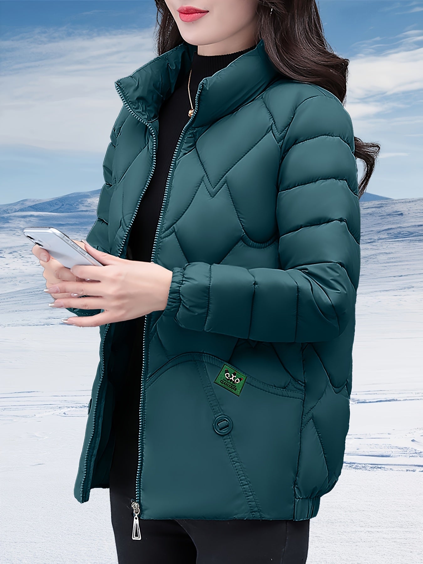 Կանացի ոճային ձմեռային վերարկու՝ սև, եղևնու ոսկեզօծ նախշով, լայնացած եզրով և H-աձև ուրվագիծով, երկար թևքերով, չձգվող գործվածքով, միայն ձեռքով լվացվող, ճապոնա-կորեական ոճով՝ առօրյա և պաշտոնական առիթների համար։