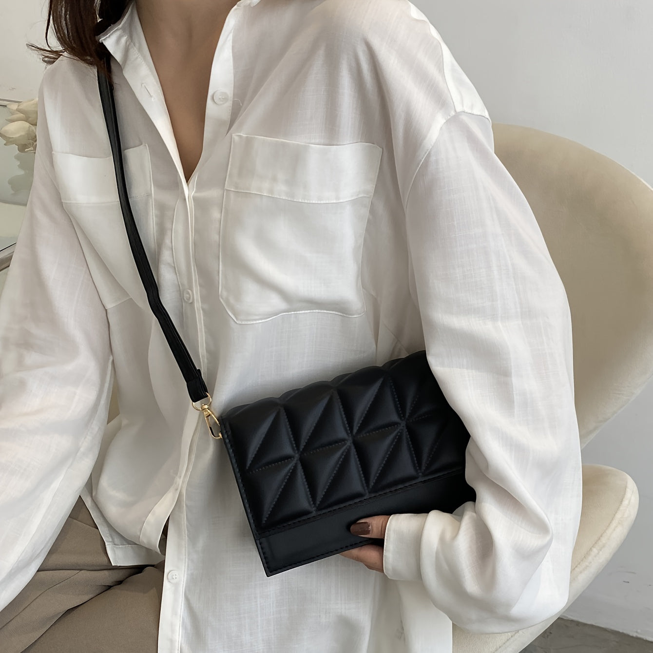 Սև մինիմալիստական ​​​​քառակուսի մինի ուսապարկ, բոլորին համապատասխանող արգայլ նախշերով, փեղկավոր, խաչաձև պայուսակ