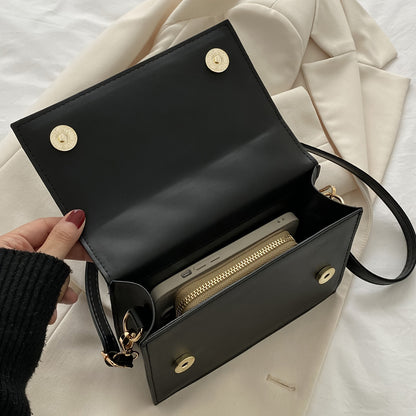 Սև մինիմալիստական ​​​​քառակուսի մինի ուսապարկ, բոլորին համապատասխանող արգայլ նախշերով, փեղկավոր, խաչաձև պայուսակ