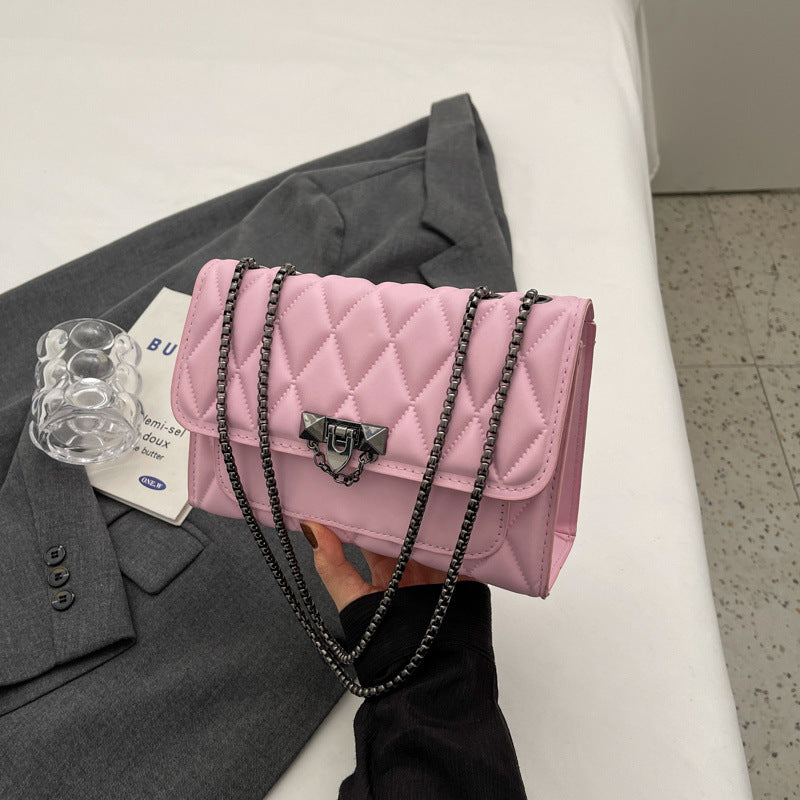 Կանացի մեծ տարողությամբ ամենօրյա պայուսակ - կարող է կրել ուսից կամ գոտկատեղից, ունի հյուսվածքային փակվող կողպեք, էլեգանտ փոքր քառակուսի դիզայն, դիմացկուն աստառ - հարմար է և՛ ամենօրյա, և՛ պաշտոնական առիթների համար, ճանապարհորդական էսսենշ