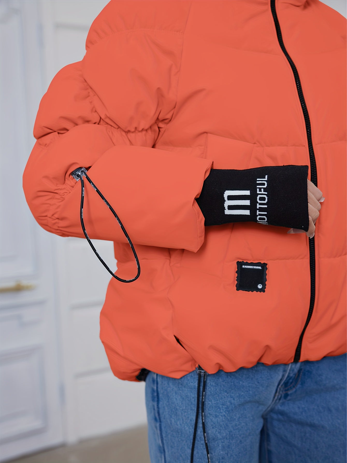 Կանացի ոճային բեժ գույնի փքված բաճկոն՝ առօրյա տաք ձմեռային վերարկու՝ սև եզրագծով, երկար թևքերով և կայծակաճարմանդով գլխարկով, պոլիեսթերային գործվածք՝ բացօթյա հարմարավետության համար։