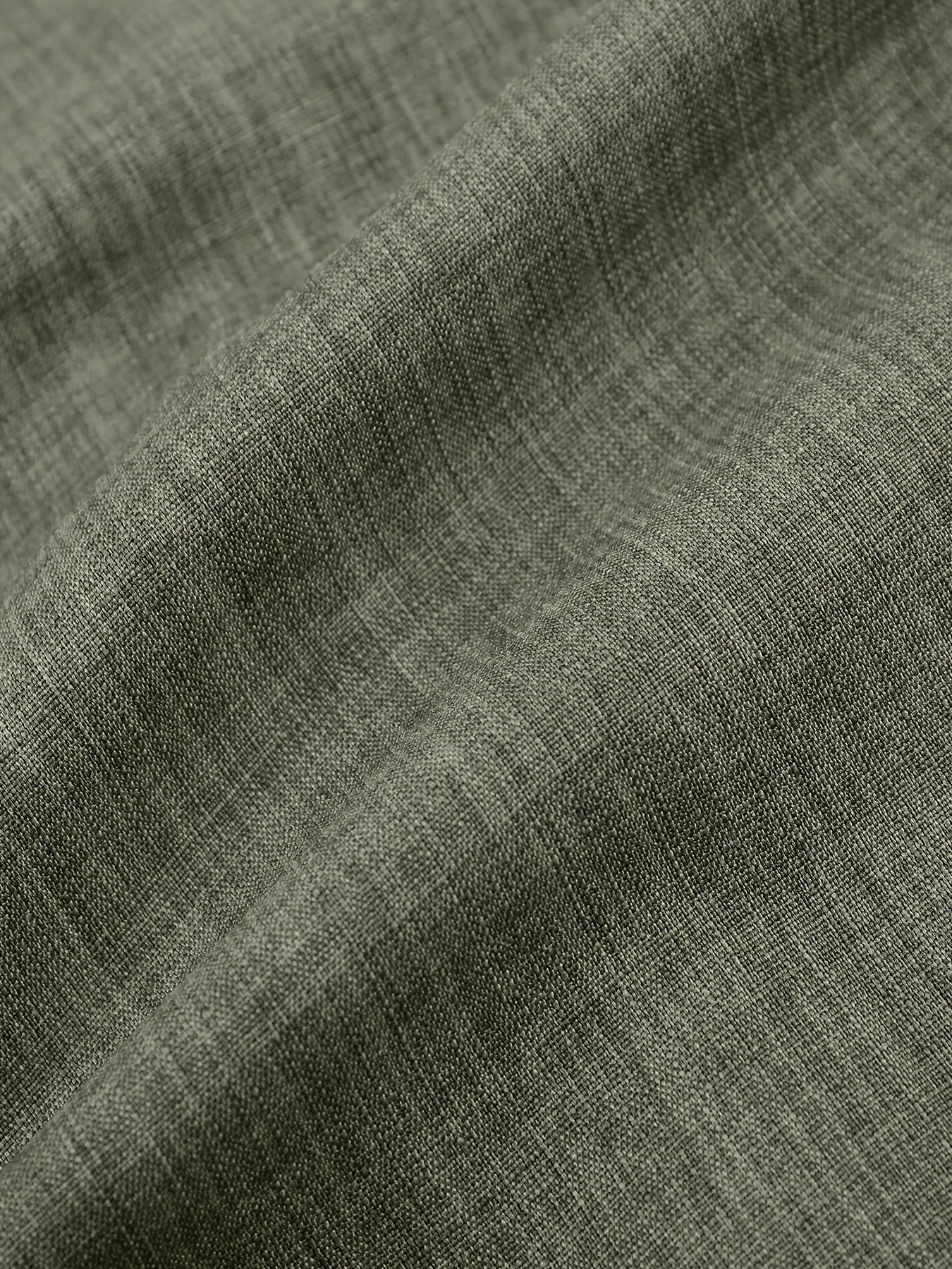 Տղամարդկանց ամառային հանդերձանք՝ միաձույլ գույնի կարճաթև կոճակով վերնաշապիկով, կանգառի օձիքով, կողային գրպաններով և սովորական շորտեր, կատարյալ տնային հագուստի համար: