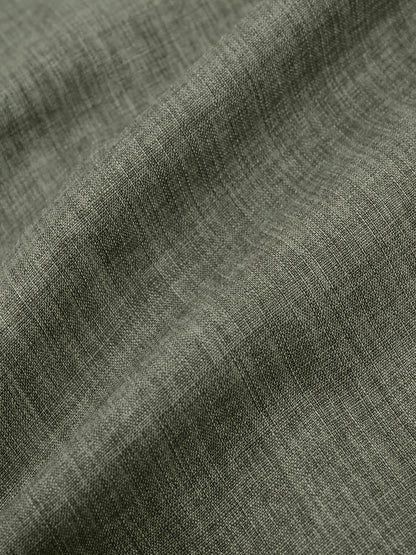 Տղամարդկանց ամառային հանդերձանք՝ միաձույլ գույնի կարճաթև կոճակով վերնաշապիկով, կանգառի օձիքով, կողային գրպաններով և սովորական շորտեր, կատարյալ տնային հագուստի համար: