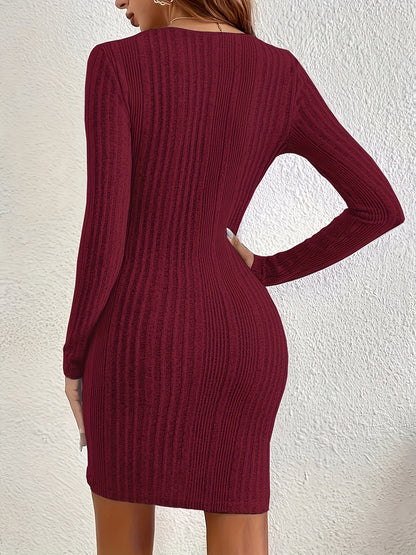 Կանացի երկար թևքերով զգեստ՝ էլեգանտ և սեքսուալ դիզայնով, որն ընդգծում է իրանը, ունի մարմինը գրկող հատված և խաչաձև նախշ։