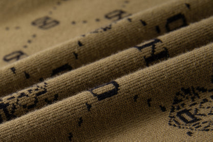 Աշնանային և ձմեռային նոր տղամարդու երկարաթև տրիկոտաժե վերնաշապիկ՝ կլոր օձիքով սվիտերի վրա դեկորատիվ նախշերով։ Այն առօրյա և ոճային հագուստ է, որը հիանալի համադրվում է տարբեր հագուստների հետ, կատարյալ է աշնանը ամենօրյա կրելու համար։