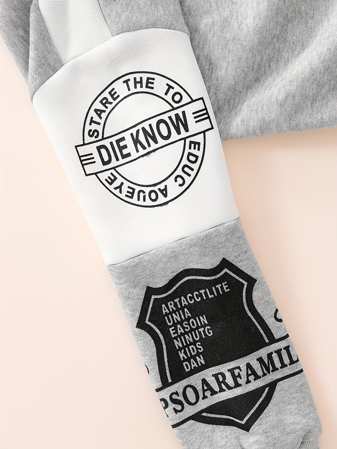 Նոր աշնանային և ձմեռային հավաքածու. դասական և ոճային կոճակներով բեյսբոլի բաճկոն՝ թևքերին տառերի նախշերով, համադրված սև և սպիտակ շերտերով տաբատի և հաստ բրդյա կտորի հետ՝ ջերմության համար: Այս հարմարավետ և բազմաֆունկցիոնալ հավաքածուն...