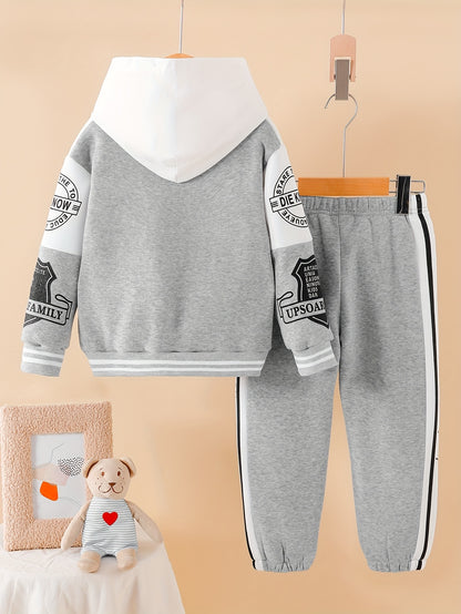 Նոր աշնանային և ձմեռային հավաքածու. դասական և ոճային կոճակներով բեյսբոլի բաճկոն՝ թևքերին տառերի նախշերով, համադրված սև և սպիտակ շերտերով տաբատի և հաստ բրդյա կտորի հետ՝ ջերմության համար: Այս հարմարավետ և բազմաֆունկցիոնալ հավաքածուն...