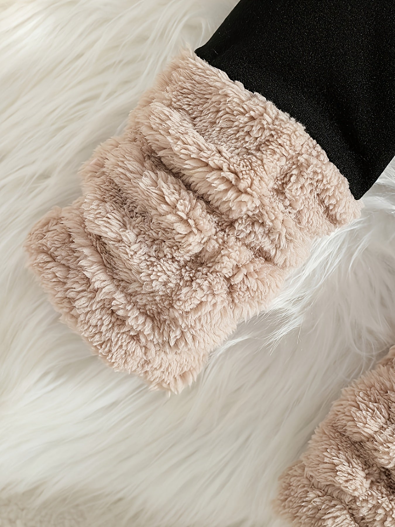 Հարմարավետ բրդյա գլխարկով սվիտերի և տաբատի հավաքածու - տաք ձմեռային հանդերձանք սրտաձև նախշերով, երկար թևքով սվիտեր և համապատասխան տաբատ, իդեալական է բացօթյա խաղերի համար, առօրյա ոճ, սովորական չափս, ձմեռային հագուստ, խաղային դիզայն, փափուկ հյուսվածք