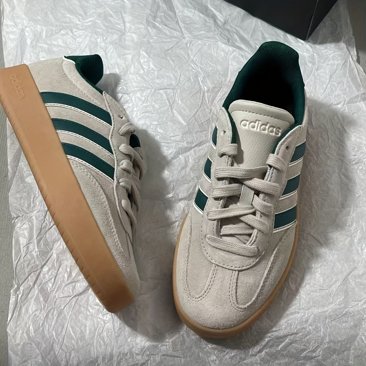 Adidas BARREDA BARREDA կանացի հարմարավետ և պարզ, ցածր վերնամասով, հարթ ներբանով սպորտային կոշիկներ, շագանակագույն, մոդել JP7106: