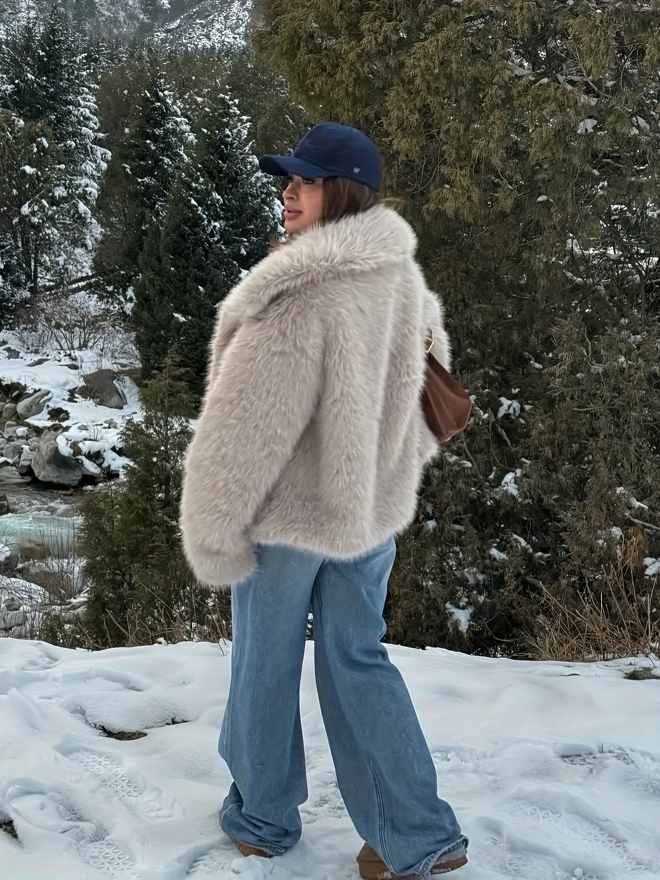 Կանացի էլեգանտ սպիտակ արհեստական ​​մորթուց վերարկու՝ կարճ երկարության ձմեռային բաճկոն՝ V-աձև դեկոլտեով և օձիքով, լվացքի մեքենայով լվացվող՝ նման վերնաշապիկի, բոլոր եղանակների կարճ վերարկու՝ երեկույթների կամ առօրյա հագուստի համար (առանց մեծ չափսերի)