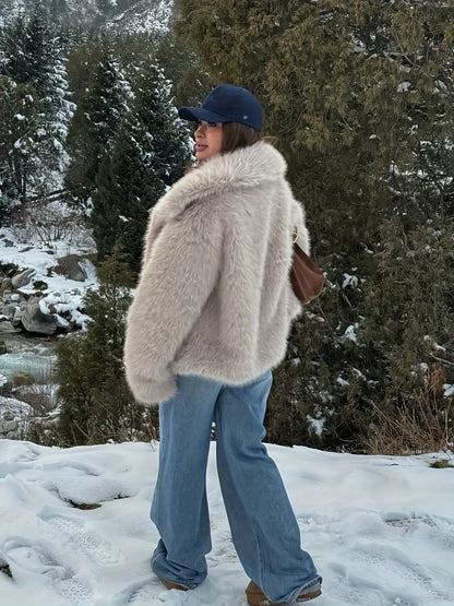 Կանացի էլեգանտ սպիտակ արհեստական ​​մորթուց վերարկու՝ կարճ երկարության ձմեռային բաճկոն՝ V-աձև դեկոլտեով և օձիքով, լվացքի մեքենայով լվացվող՝ նման վերնաշապիկի, բոլոր եղանակների կարճ վերարկու՝ երեկույթների կամ առօրյա հագուստի համար (առանց մեծ չափսերի)