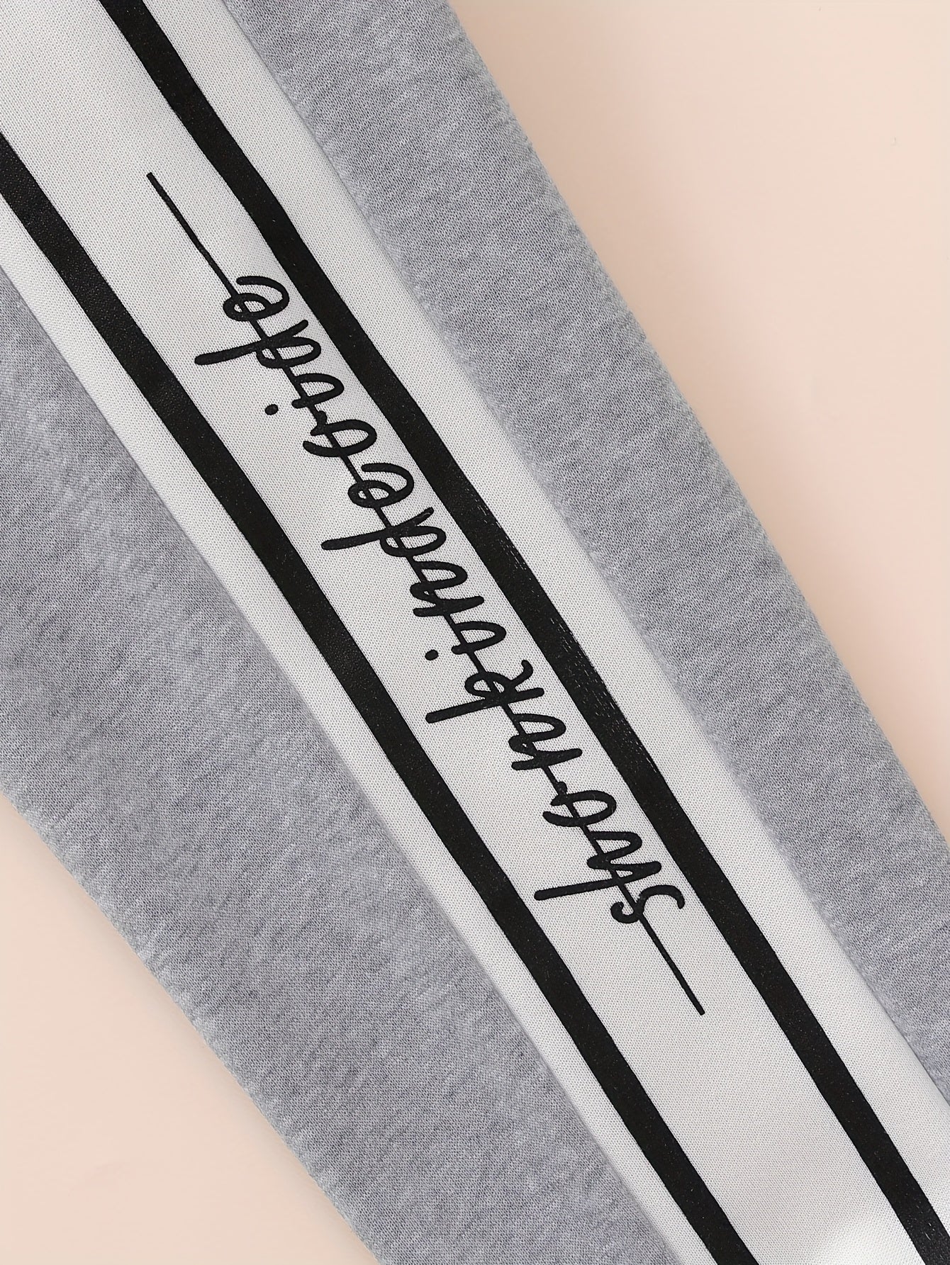 Նոր աշնանային և ձմեռային հավաքածու. դասական և ոճային կոճակներով բեյսբոլի բաճկոն՝ թևքերին տառերի նախշերով, համադրված սև և սպիտակ շերտերով տաբատի և հաստ բրդյա կտորի հետ՝ ջերմության համար: Այս հարմարավետ և բազմաֆունկցիոնալ հավաքածուն...