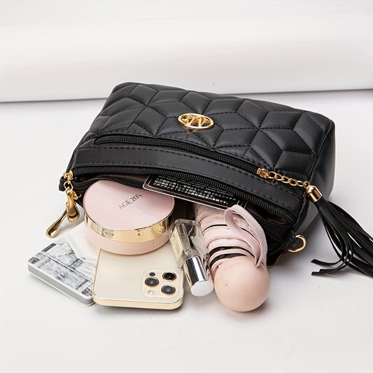 Կանացի կարված, մեծ տարողությամբ, ամենօրյա ուսի պայուսակ՝ ծոպավոր զարդարանքներով, բազմաթիվ կայծակաճարմանդներով և կարգավորվող ուսի գոտիով