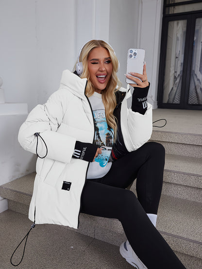 Կանացի ոճային բեժ գույնի փքված բաճկոն՝ առօրյա տաք ձմեռային վերարկու՝ սև եզրագծով, երկար թևքերով և կայծակաճարմանդով գլխարկով, պոլիեսթերային գործվածք՝ բացօթյա հարմարավետության համար։