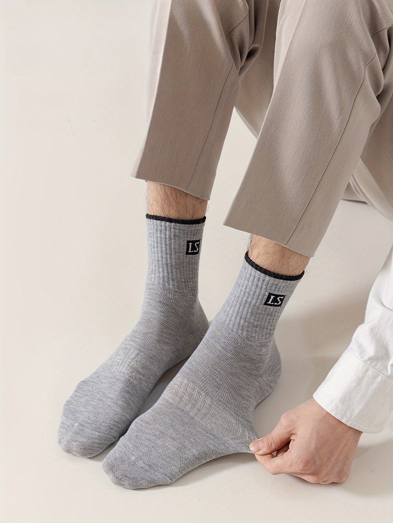 5/10 Pairs Of Men's Trendy Solid Crew Socks, Spring and Fall Breathable Comfy Casual Socks for Men's Outdoor Wearing All Seasons Wearing