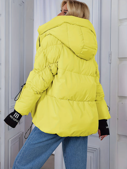 Կանացի ոճային բեժ գույնի փքված բաճկոն՝ առօրյա տաք ձմեռային վերարկու՝ սև եզրագծով, երկար թևքերով և կայծակաճարմանդով գլխարկով, պոլիեսթերային գործվածք՝ բացօթյա հարմարավետության համար։