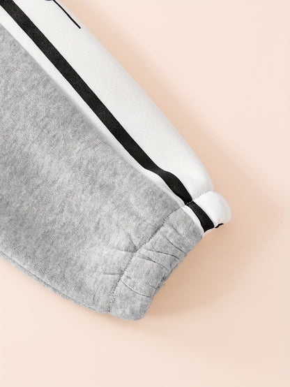 Նոր աշնանային և ձմեռային հավաքածու. դասական և ոճային կոճակներով բեյսբոլի բաճկոն՝ թևքերին տառերի նախշերով, համադրված սև և սպիտակ շերտերով տաբատի և հաստ բրդյա կտորի հետ՝ ջերմության համար: Այս հարմարավետ և բազմաֆունկցիոնալ հավաքածուն...