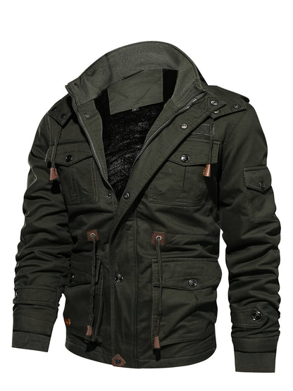 Տղամարդու ծանր ձմեռային բաճկոն՝ ջերմամեկուսացված ցուրտ եղանակի համար՝ ամբողջական կայծակաճարմանդով, գլխարկով, քամուց պաշտպանող վերնազգեստ, բազմաթիվ գրպաններ՝ ձիթապտղի կանաչ։ Տակտիկական դիզայն՝ բացօթյա, ճանապարհորդության, ամենօրյա օգտագործման համար։ Չձգվող։