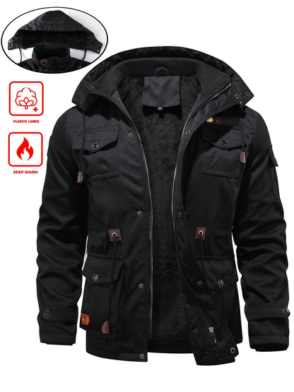 Տղամարդու ծանր ձմեռային բաճկոն՝ ջերմամեկուսացված ցուրտ եղանակի համար՝ ամբողջական կայծակաճարմանդով, գլխարկով, քամուց պաշտպանող վերնազգեստ, բազմաթիվ գրպաններ՝ ձիթապտղի կանաչ։ Տակտիկական դիզայն՝ բացօթյա, ճանապարհորդության, ամենօրյա օգտագործման համար։ Չձգվող։