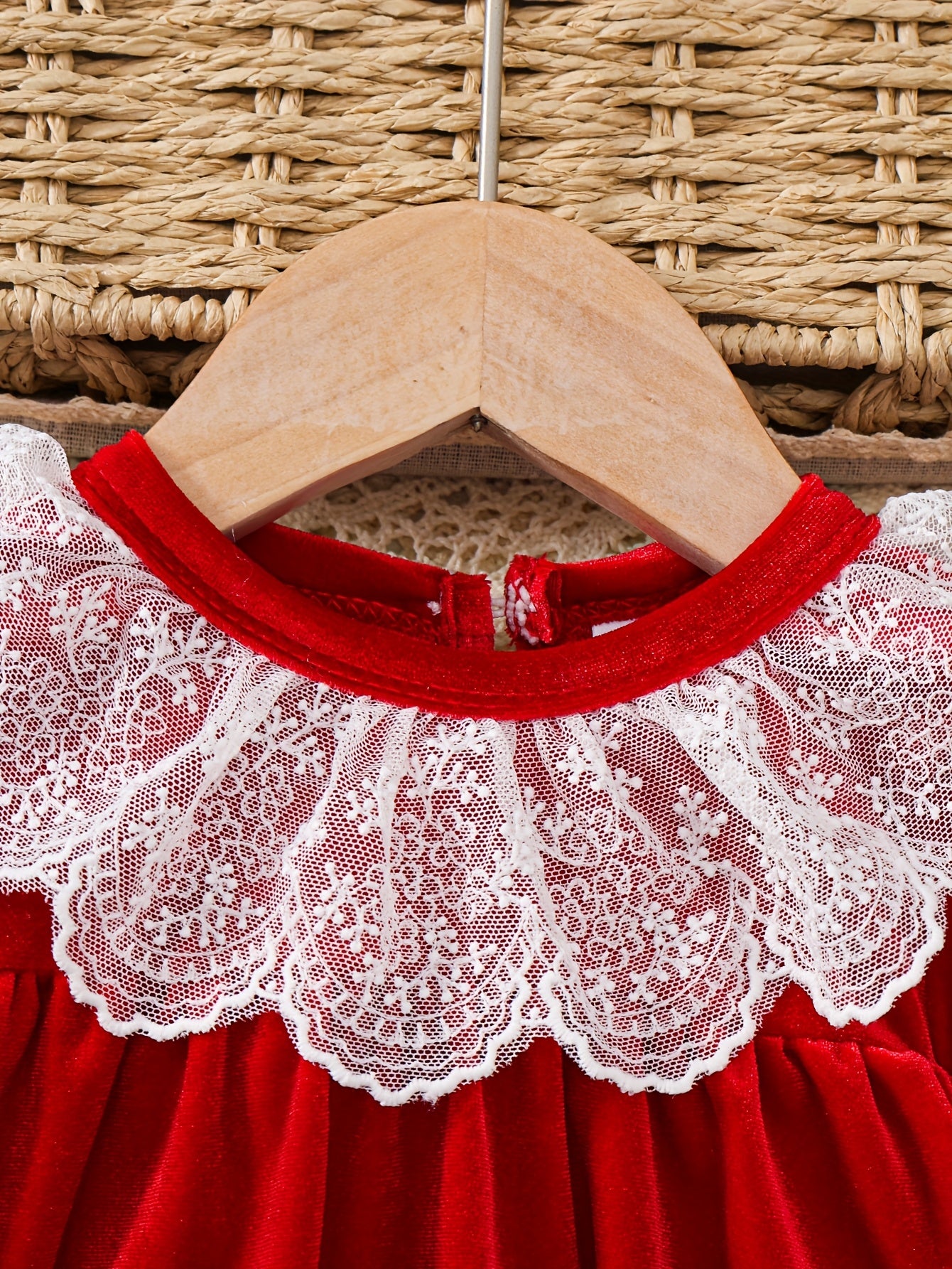 1 հատ կարմիր ժանյակավոր զգեստ՝ ծալքավոր օձիքով և ժապավենով մեջքով, երկար թևքերով ձմեռային երեկույթի զգեստ՝ Սուրբ Ծննդյան, Նոր տարվա, հարսանիքների համար, մեղմ, տաք հագուստ (կարճ բացվածքով, լվացքի մեքենայով լվացվող հագուստ)