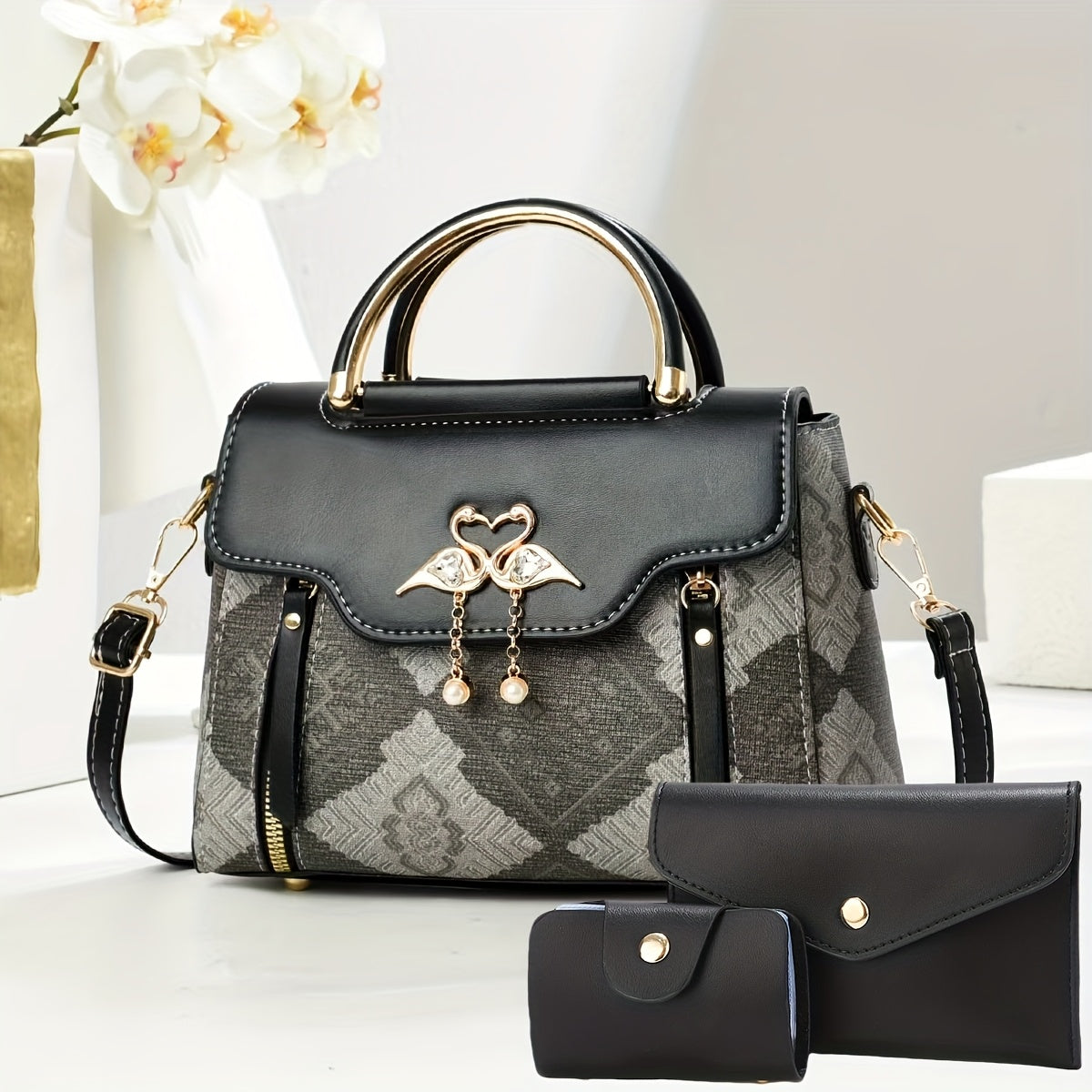 Կանացի պայուսակների հավաքածու՝ երեք հատից բաղկացած. տպագիր ուսի պայուսակներ, ոճային ձեռքի պայուսակներ և բազմակողմանի ուսապարկեր՝ մարմնին կպցնելու համար