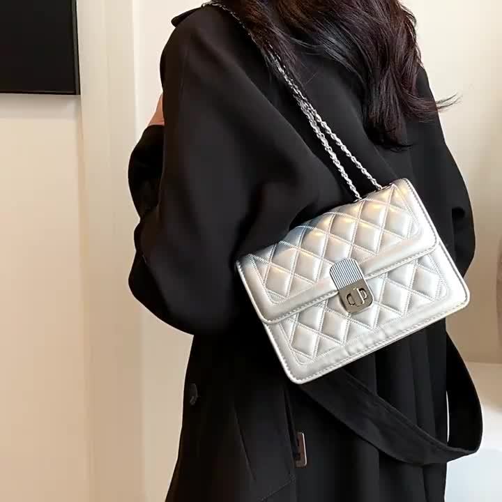 Օրհնություն ուղևորների համար։ Տարողունակ դիզայնը կարող է միաժամանակ տեղավորել ձեր հեռախոսը, շրթներկը, բանալիները և քարտապանը։ Կատարյալ լրացնում է և՛ վերարկուները, և՛ զգեստները՝ ստեղծելով կատարյալ ոճային տեսք։