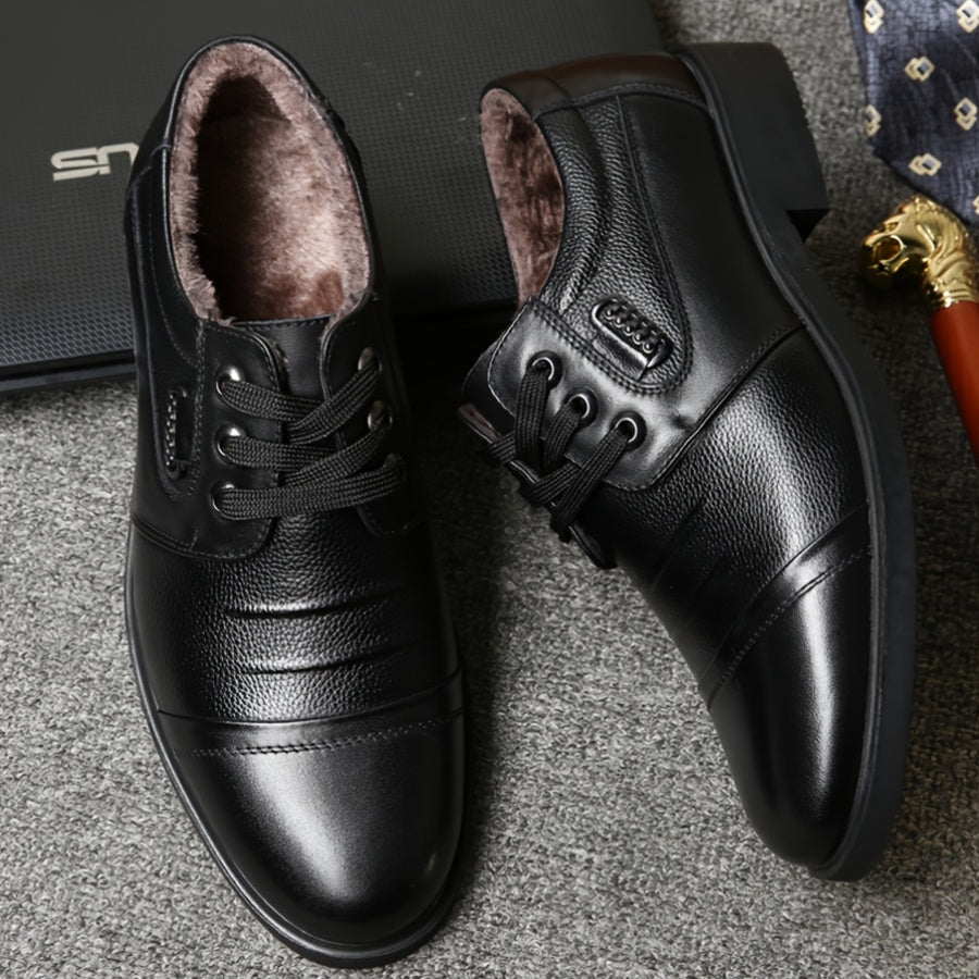 Տղամարդու բնական կաշվից ձմեռային տաք, գործնական, առօրյա կոշիկներ՝ ռետինե ներբանով, ցածր վերնամասով, կապիչներով և գործվածքային աստառով՝ ամբողջ օրվա հարմարավետության համար, սև միագույն՝ գրասենյակի և ամենօրյա կրելու համար։