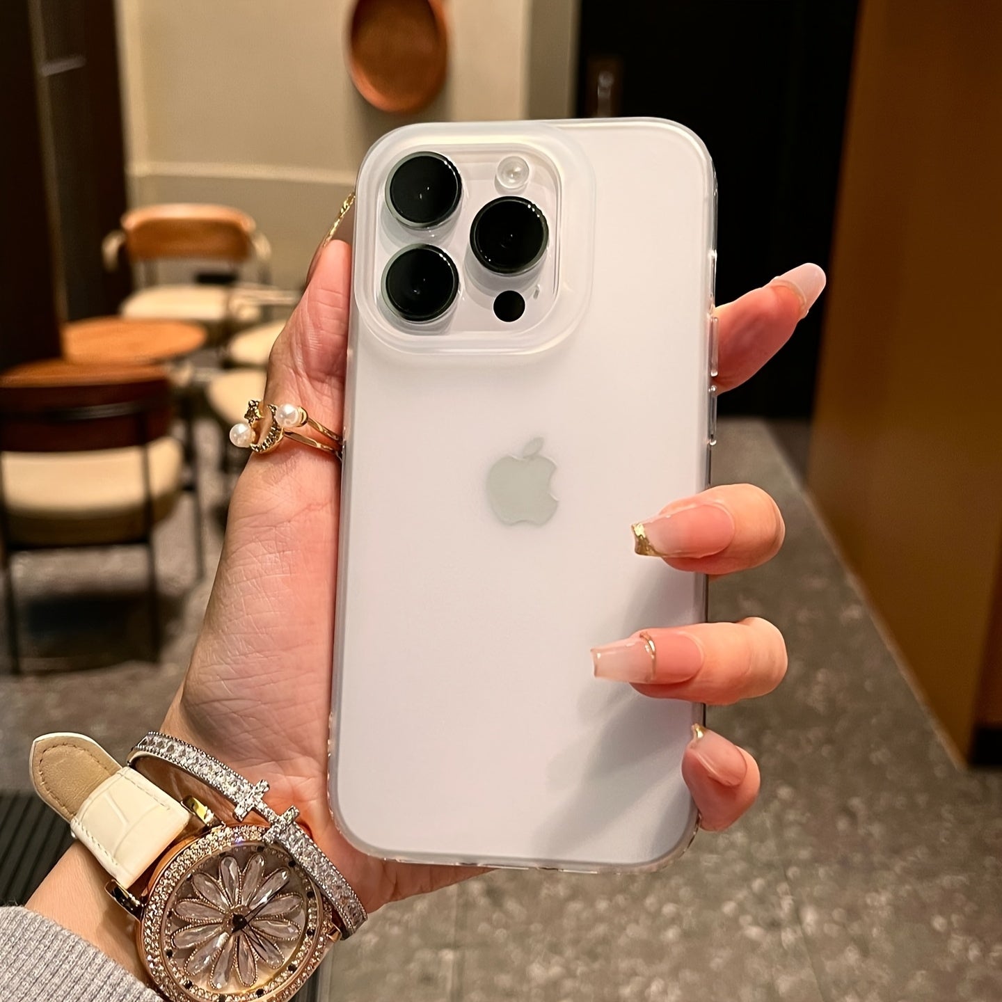 Անփայլ թափանցիկ պատյան, որը նախատեսված է Iphone մոդելների 16, 15, 14, 13, 12, և 11 Pro Max-ի համար, որն առաջարկում է հարվածից դիմադրություն և տեսախցիկի պաշտպանություն, հարմար է Iphone 14, 15 և 16 Plus-ի համար:
