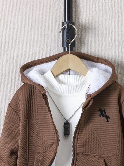 2 հատ տղաների համար նախատեսված առօրյա հագուստի հավաքածու, երկար թևքերով գլխարկով բաճկոն՝ ասեղնագործությամբ և կայծակաճարմանդով, երկրաչափական նախշերով տրիկոտաժե տաբատ, պոլիեսթերից և սպանդեքսի աստառով, սովորական չափսի՝ աշուն/ձմեռ, բացօթյա օգտագործման համար