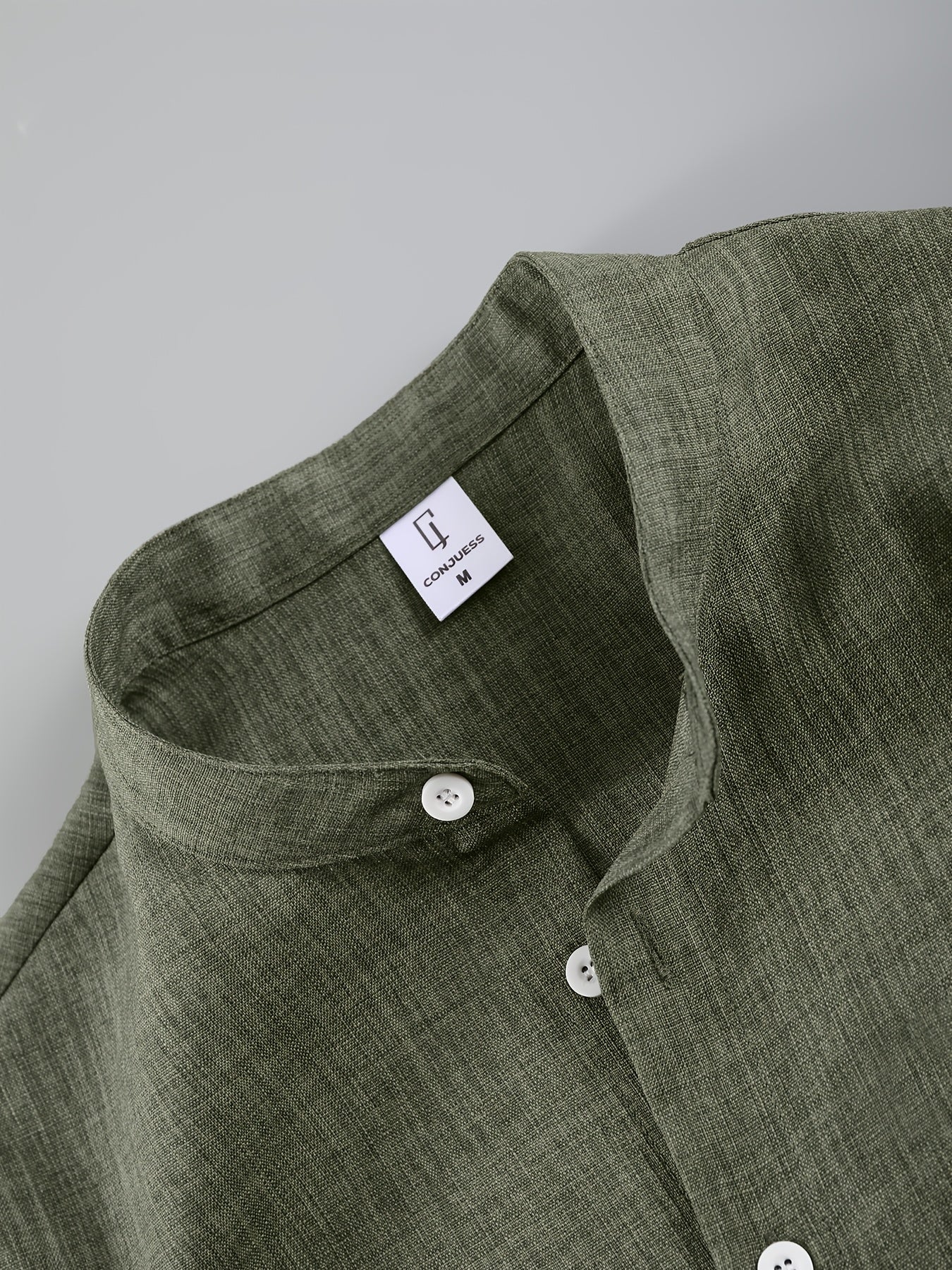 Տղամարդկանց ամառային հանդերձանք՝ միաձույլ գույնի կարճաթև կոճակով վերնաշապիկով, կանգառի օձիքով, կողային գրպաններով և սովորական շորտեր, կատարյալ տնային հագուստի համար: