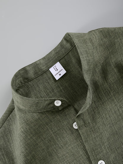 Տղամարդկանց ամառային հանդերձանք՝ միաձույլ գույնի կարճաթև կոճակով վերնաշապիկով, կանգառի օձիքով, կողային գրպաններով և սովորական շորտեր, կատարյալ տնային հագուստի համար: